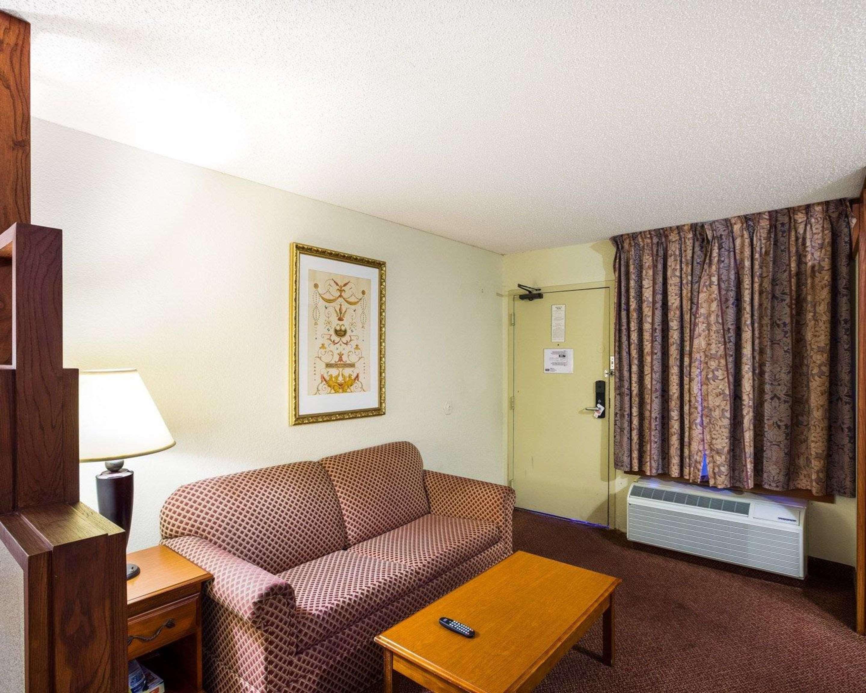 Rodeway Inn & Suites South Of Fiesta Park San Antonio Exterior photo