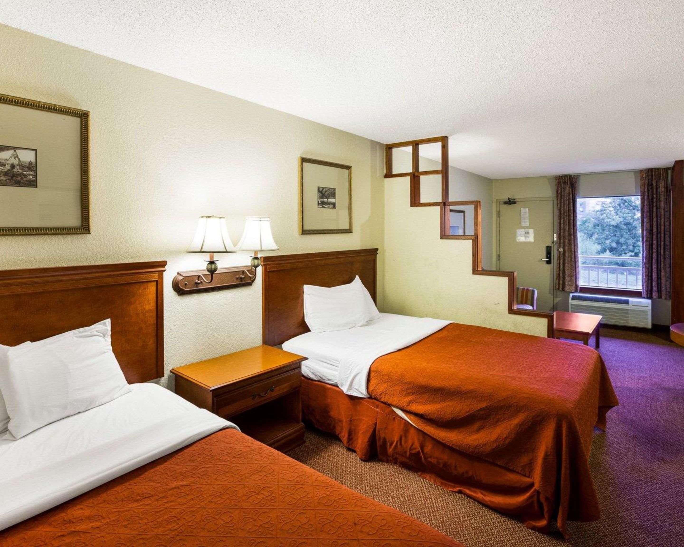Rodeway Inn & Suites South Of Fiesta Park San Antonio Exterior photo