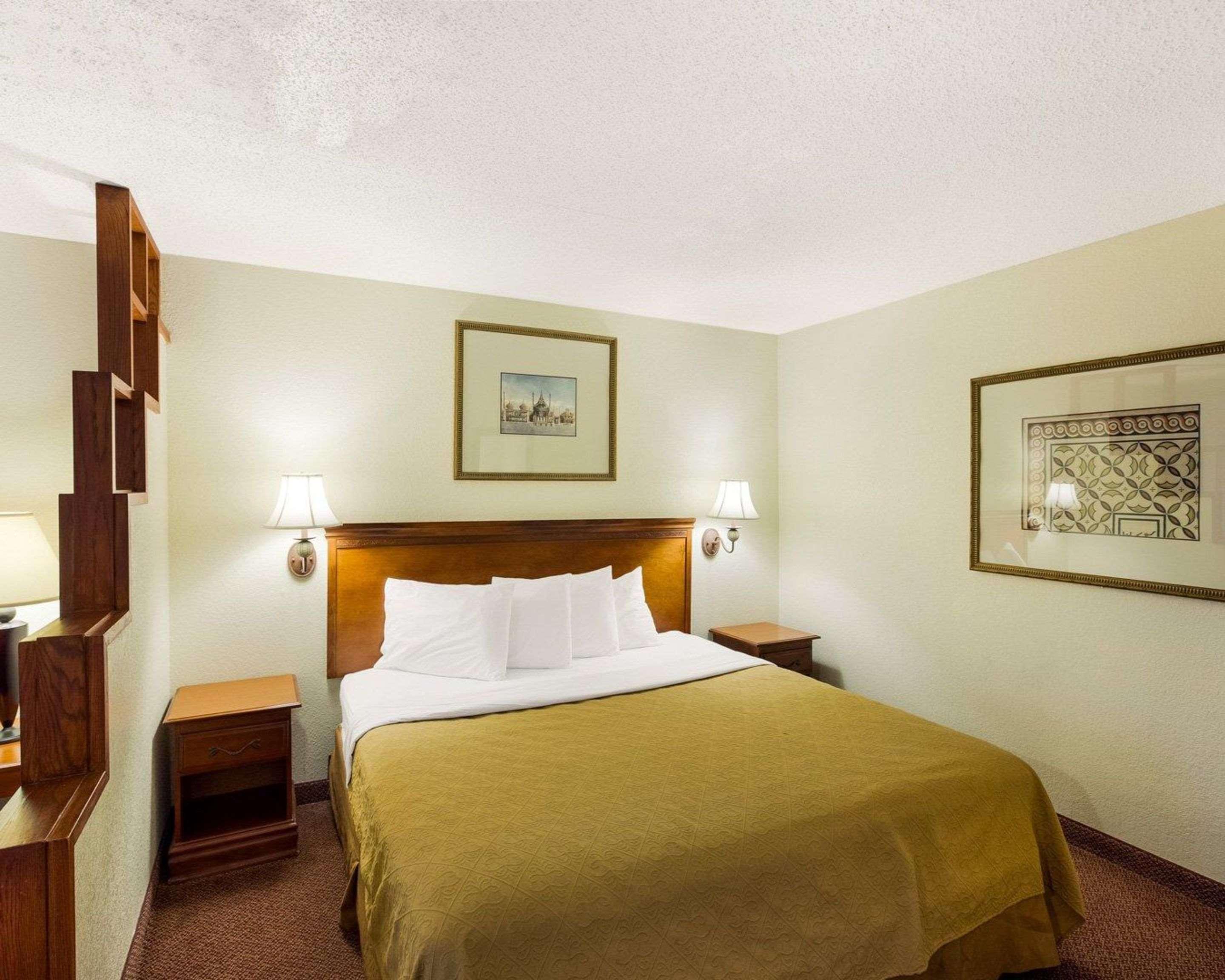 Rodeway Inn & Suites South Of Fiesta Park San Antonio Exterior photo